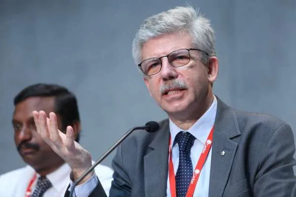 Michel Roy, segretario generale di Caritas Internationalis, durante una conferenza stampa in Sala Stampa vaticana / Daniel Ibanez / ACI Group