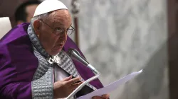 Papa Francesco durante l'omelia in Santa Sabina per la Santa Messa con Benedizione e Rito delle Ceneri, Santa Sabina, 22 febbraio 2023 / Daniel Ibáñez/EWTN News/Vatican Pool