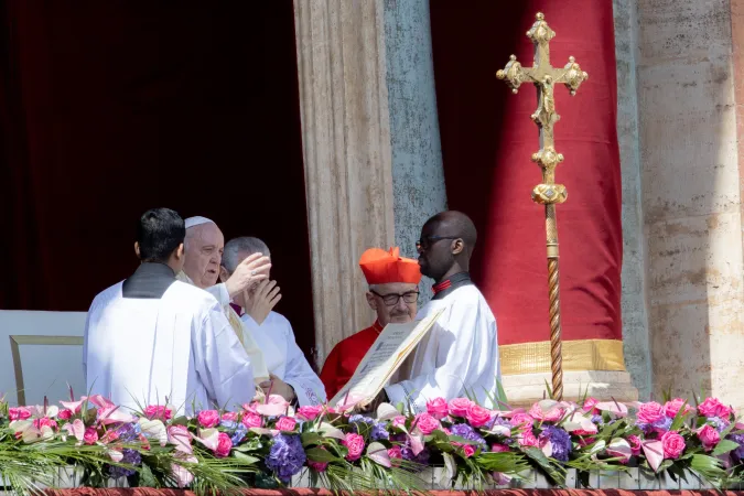 Papa Francesco, Urbi et Orbi di Pasqua 2022 | Papa Francesco durante la Benedizione Urbi et Orbi, Loggia delle Benedizioni, 17 aprile 2022 | Daniel Ibanez / ACI Group