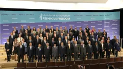 Foto di gruppo al Ministeriale USA sulla Libertà Religiosa, tenutosi a Washington, DC dal 24 al 26 luglio. In basso a destra si riconosce l'arcivescovo Paul Richard Gallagher, "ministro degli Esteri" vaticano e capo delegazione della Santa Sede   / Twitter @TobyCaplon