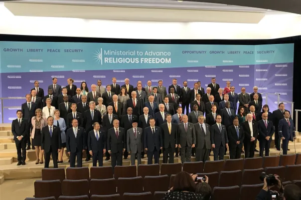 Foto di gruppo al Ministeriale USA sulla Libertà Religiosa, tenutosi a Washington, DC dal 24 al 26 luglio. In basso a destra si riconosce l'arcivescovo Paul Richard Gallagher, "ministro degli Esteri" vaticano e capo delegazione della Santa Sede   / Twitter @TobyCaplon