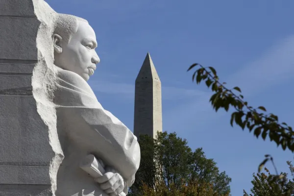 Il Martin Luther King Memorial. Sullo sfondo, il Lincol Memorial / MLK M