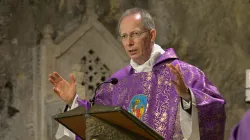 Monsignor Guido Marini durante una celebrazione / Santuario di San Michele