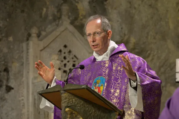 Monsignor Guido Marini durante una celebrazione / Santuario di San Michele