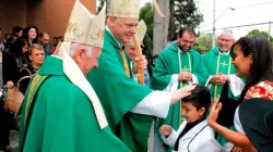 Il Cardinal Mueller incontra la gente al termine di una Messa celebrata in Cile. Accanto a lui, il Cardinal Ezzati, arcivescovo di Santiago / Arciepiscopato di Santiago del Cile 