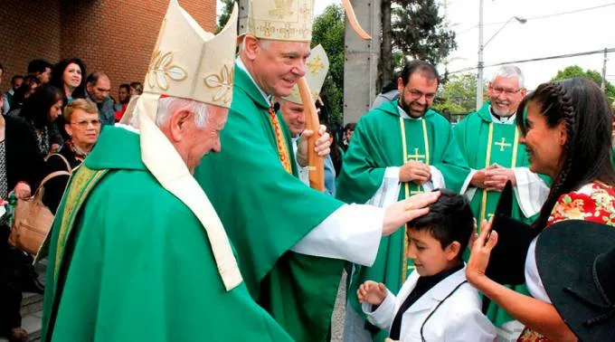 Il Cardinal Gehrard Ludwig Mueller in Cile | Il Cardinal Mueller incontra la gente al termine di una Messa celebrata in Cile. Accanto a lui, il Cardinal Ezzati, arcivescovo di Santiago | Arciepiscopato di Santiago del Cile 