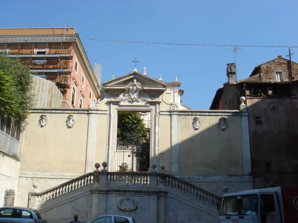 La entrata esterna alla piazzetta della Chiesa di San Lorenzo in Panisperna  |  | Wikipedia