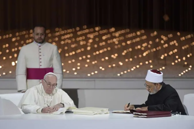 Papa Francesco e il Grande Imam di al Azhar | Papa Francesco e il Grande Imam di al Azhar firmano il documento sulla Fratellanza Umana, Abu Dhabi, 4 febbraio 2019 | Vatican Media / ACI Group