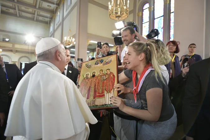 Papa Francesco nella Chiesa di San Michele Arcangelo a Rakovsky |  | Vatican Media - ACI Group