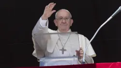 Papa Francesco affacciato dalla finestra del suo studio nel Palazzo Apostolico Vaticano durante un Angelus / Vatican Media / ACI Group