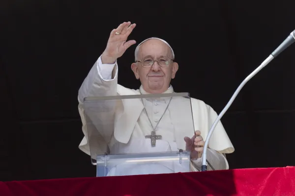 Papa Francesco affacciato dalla finestra del suo studio nel Palazzo Apostolico Vaticano durante un Angelus / Vatican Media / ACI Group