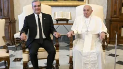 Papa Francesco e il presidente della Repubblica Dominicana Abinader Corona, 27 maggio 2024 / Vatican Media / ACI Group