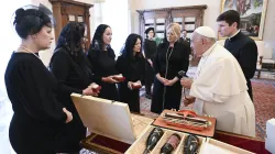 Papa Francesco con la presidente Čaputová saluta le madri delle ragazze vittime di un incidente di autobus a Spišské Podhradí, Palazzo Apostolico Vaticano, 1 giugno 2024 / Vatican Media / ACI Group