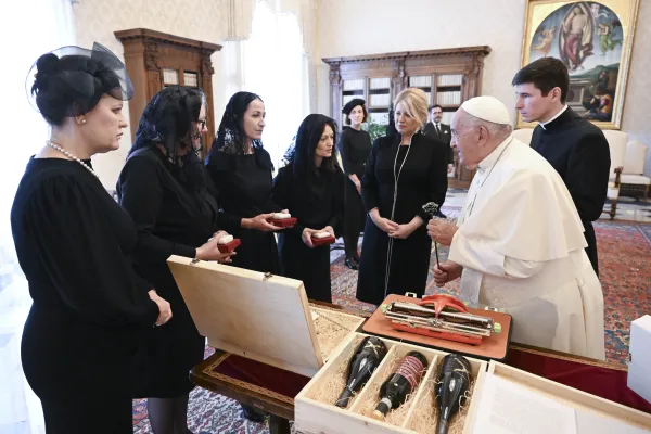 Papa Francesco con la presidente Čaputová saluta le madri delle ragazze vittime di un incidente di autobus a Spišské Podhradí, Palazzo Apostolico Vaticano, 1 giugno 2024 / Vatican Media / ACI Group