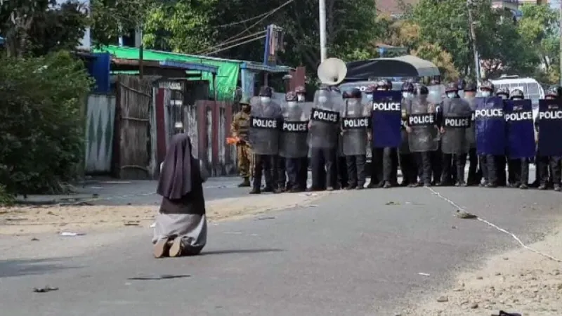 L' immagine che ha fatto il giro del mondo in Myanmar |  | pd