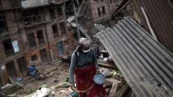 Una donna tra le macerie del terremoto in Nepal / www.chiesacattolica.it