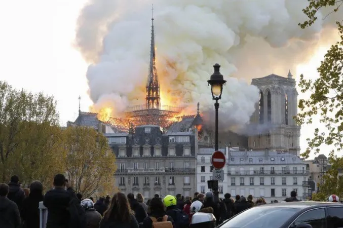 Notre Dame durante l'incendio  |  | Chiesa di Milano 