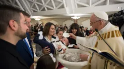 Papa Francesco battezza uno dei bambini delle zone del terremoto, Domus Sanctae Marthae, 14 gennaio 2017 / L'Osservatore Romano / ACI Group 