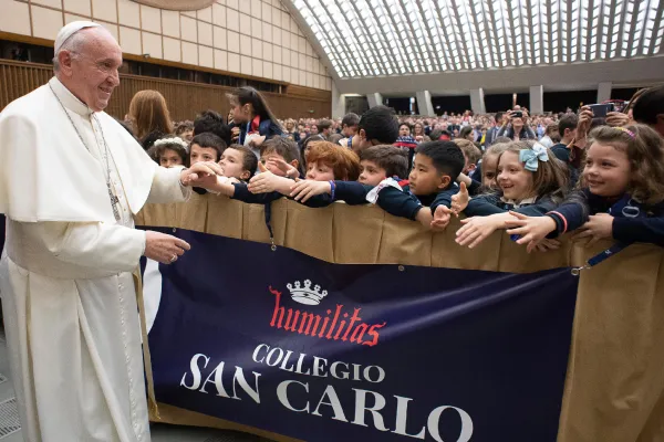 Papa Francesco con i bambini del Collegio San Carlo, Aula Paolo VI, 6 aprile 2019 / Vatican Media / ACI Group