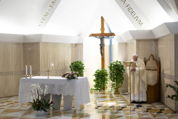 Papa Francesco celebra Messa nella cappella della Domus Sanctae Marthae / Vatican Media / ACI Group