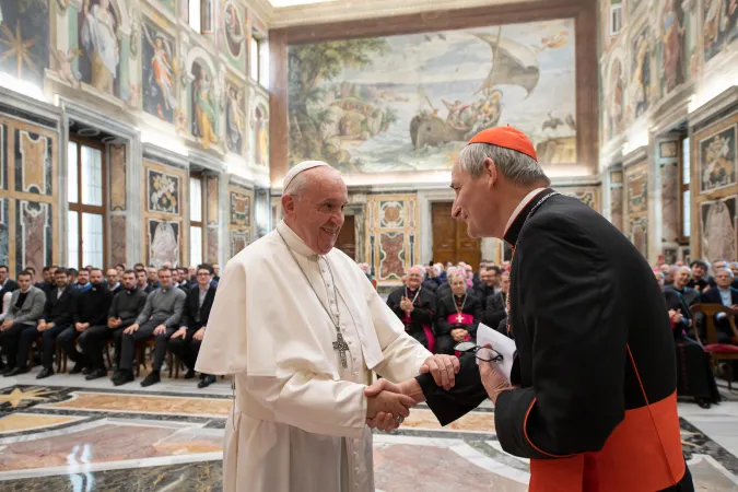 Papa Francesco, Sala Clementina | Papa Francesco saluta il Cardinale Zuppi prima dell'udienza con a Comunità del Pontificio Seminario Regionale Flaminio Benedetto XV di Bologna in occasione del centenario di fondazione, Sala Clementina, 9 dicembre 2019

 | Vatican Media / ACI Group