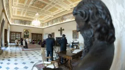 Papa Francesco durante una udienza generale nel Palazzo Apostolico in tempo di coronavirus / Vatican Media / ACI Group