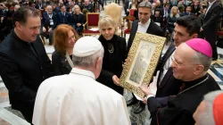 Papa Francesco incontra gli Organizzatori e agli artisti del "Concerto di Natale in Vaticano", Sala Clementina, Palazzo Apostolico Vaticano, 13 dicembre 2019 / Vatican Media / ACI Group