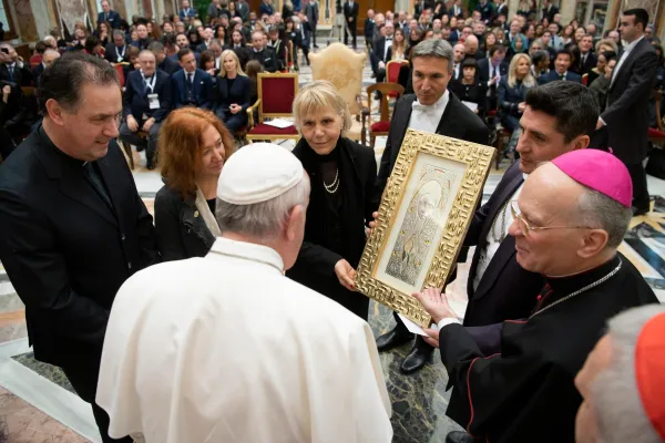 Papa Francesco incontra gli Organizzatori e agli artisti del "Concerto di Natale in Vaticano", Sala Clementina, Palazzo Apostolico Vaticano, 13 dicembre 2019 / Vatican Media / ACI Group