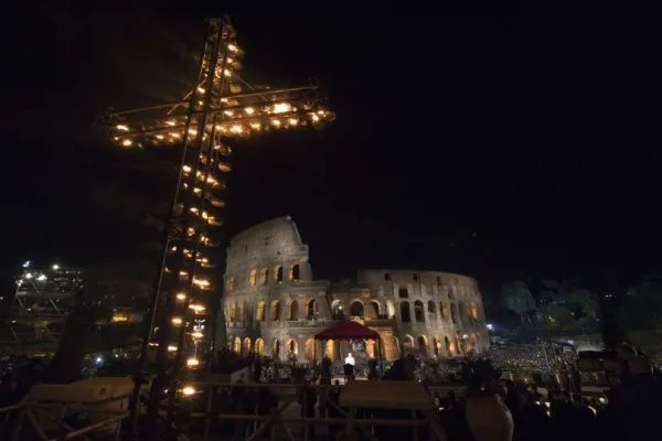 Un momento delle passate Via Crucis al Colosseo / Vatican Media / ACI Group