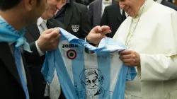 Papa Francesco con una maglia a lui dedicata / © L'Osservatore Romano Foto