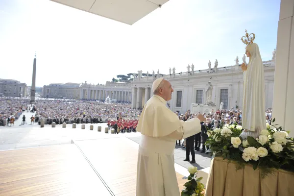 La preghiera del Papa di fronte alla statua della Madonna di Fatima / © L'Osservatore Romano Foto