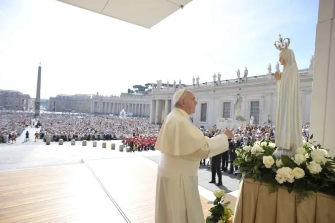 Papa Francesco, Madonna di Fatima | Papa Francesco in preghiera davanti la statua della Madonna di Fatima | Vatican Media / ACI Group