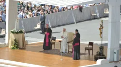 L'udienza generale in Piazza San Pietro, accanto al Papa la statua pellegrina della Madonna di Fatima / © L'Osservatore Romano Foto