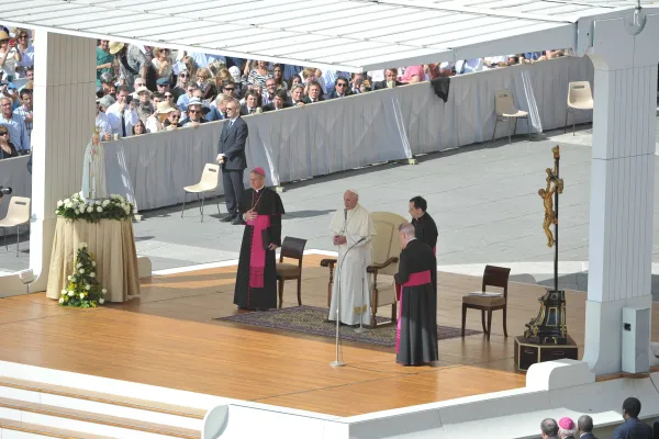 L'udienza generale in Piazza San Pietro, accanto al Papa la statua pellegrina della Madonna di Fatima / © L'Osservatore Romano Foto