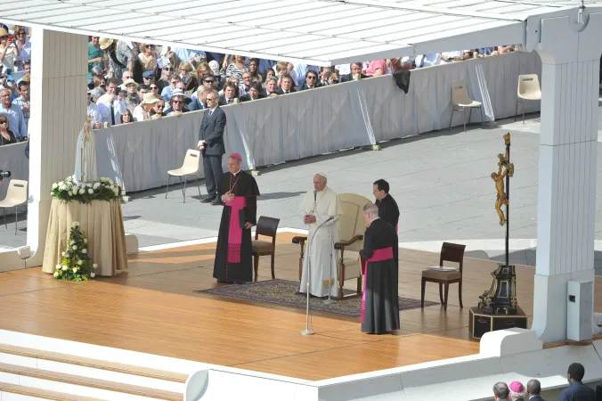 Papa Francesco Madonna di Fatima | L'udienza generale in Piazza San Pietro, accanto al Papa la statua pellegrina della Madonna di Fatima | © L'Osservatore Romano Foto