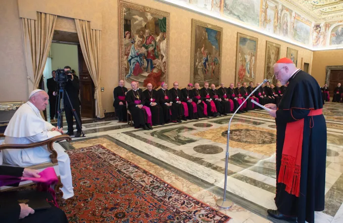 Papa Francesco e i vescovi tedeschi venuti in visita ad limina | Papa Francesco ascolta il Cardinale Reinhard Marx, presidente della Conferenza Episcopale Tedesca, durante la visita ad Limina dei vescovi di Germania, 20 novembre 2015 | L'Osservatore Romano / ACI Group