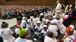 Papa Francesco circondato da Bambini durante l'udienza all'Ospedale Pediatrico Bambino Gesù, 15 dicembre 2016 / L'Osservatore Romano / ACI Group