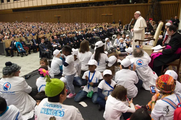 Papa Francesco circondato da Bambini durante l'udienza all'Ospedale Pediatrico Bambino Gesù, 15 dicembre 2016 / L'Osservatore Romano / ACI Group