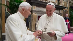 Benedetto XVI e Papa Francesco nel giorno della celebrazione del 65esimo di sacerdozio del Papa emerito, Sala Clementina, 28 giugno 2016 / L'Osservatore Romano / ACI Group