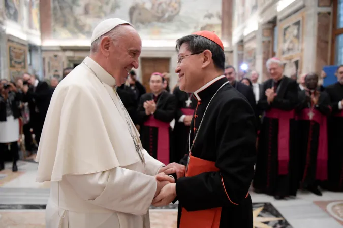 Papa Francesco e il Cardinale Tagle | Papa Francesco saluta il Cardinale Tagle, presidente di Caritas Internationalis, al termine dell'udienza | L'Osservatore Romano / ACI Group