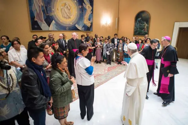 Papa Francesco durante un incontro del 2017 con i rappresentanti dei popoli indigeni / Vatican Media / ACI Group