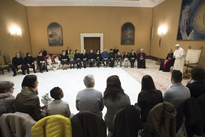 Papa Francesco e i familiari delle vittime di Dakka | Papa Francesco incontra i familiari delle vittime di Dakka, Auletta Paolo VI, 22 febbraio 2017 | L'Osservatore Romano / ACI Group