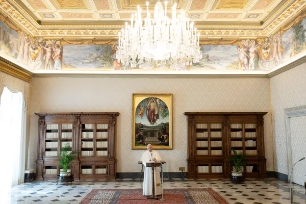 Papa Francesco recita l'Angelus nella Biblioteca del Palazzo Apostolico Vaticano / Vatican Media / ACI Group