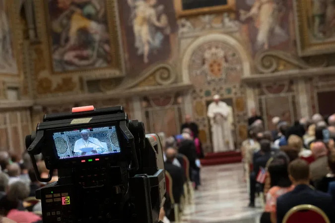 Papa Francesco nella Sala Regia del Palazzo Apostolico |  | Vatican Media - ACI group