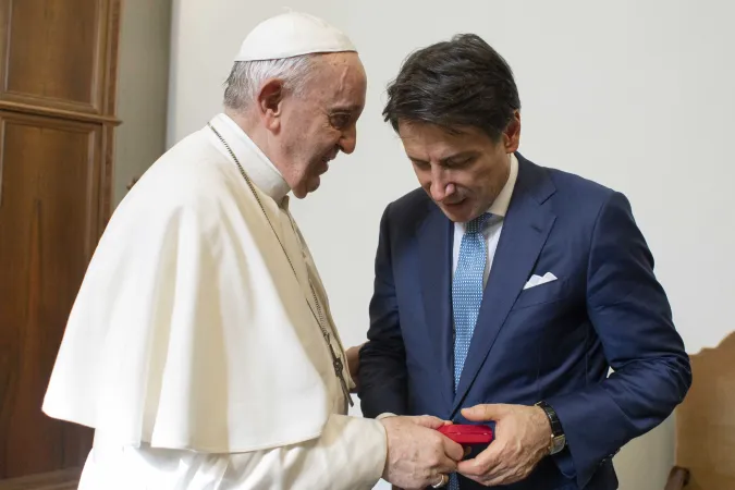 Papa Francesco e Giuseppe Conte | Papa Francesco saluta il presidente del Consiglio incaricato Giuseppe Conte, Vaticano 30 agosto 2019 | Vatican Media / ACI Group