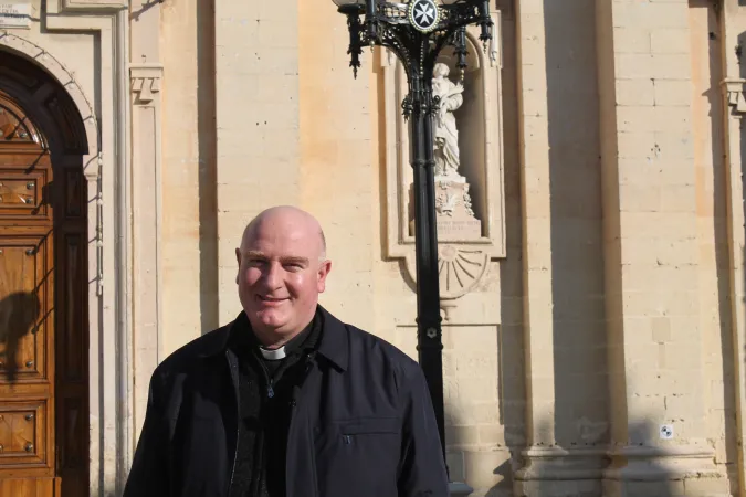 Padre Joseph Mizzi davanti alla Chiesa di San Paolo costruita sulla Grotta  |  | Mercedes De La Torre / Aci Group 