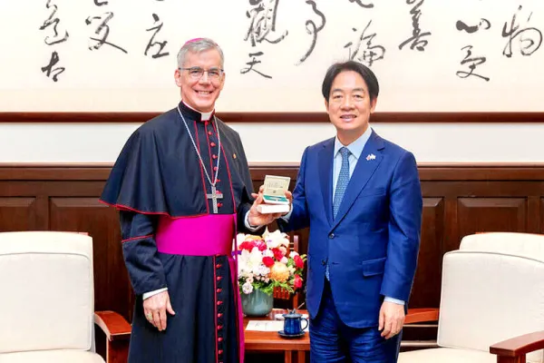 L'arcivescovo Charles Brown con il presidente di Taiwan Lai / cortesia presidenza di Taiwan