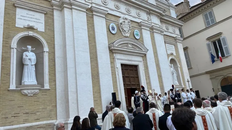 Le due statue nella facciata della Cattedrale a Macerata |  | Emmetv-MacheMedia