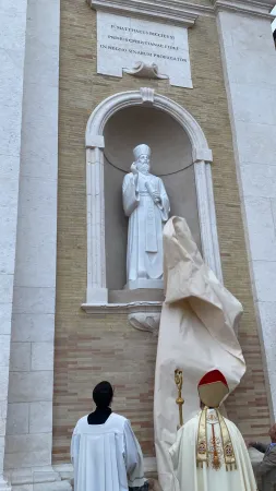 Le due statue nella facciata della Cattedrale a Macerata |  | Emmetv-MacheMedia