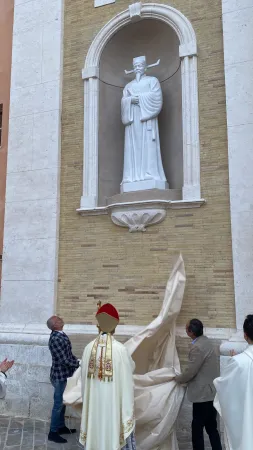 Le due statue nella facciata della Cattedrale a Macerata |  | Emmetv-MacheMedia